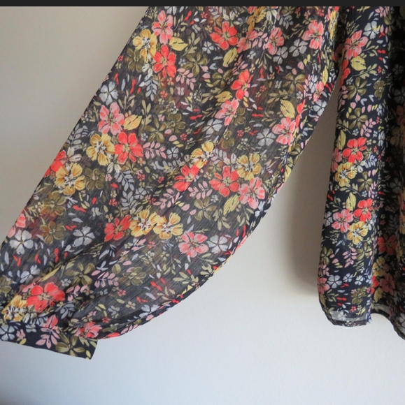 Loft Floweral Blouse Shirred Yoke Neck long sleeve Size Large - Picture 5 of 13